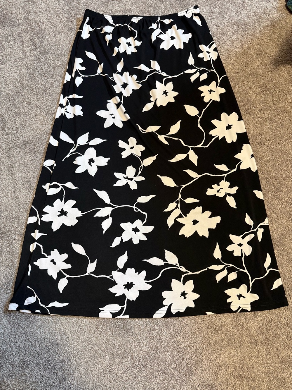 Jaclyn Smith Classic black & white floral maxi skirt with elastic waistband Sz L